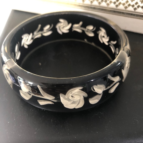 Unique Find: Stunning Carved Lucite Bracelet - Picture 1 of 3
